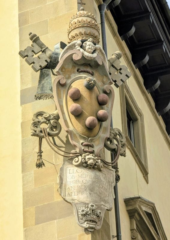 Visiting Florence is an art lesson on the streets 8 Medici Family Crest is found in several places in Florence. Photo from FoxRVTravel article "Visiting Florence is a art lesson on the streets"