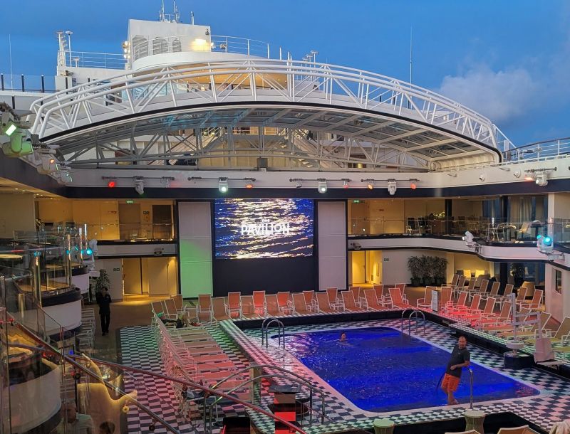 This is the main pool on the Queen Anne on deck 9 just forward of this pool is the buffet.