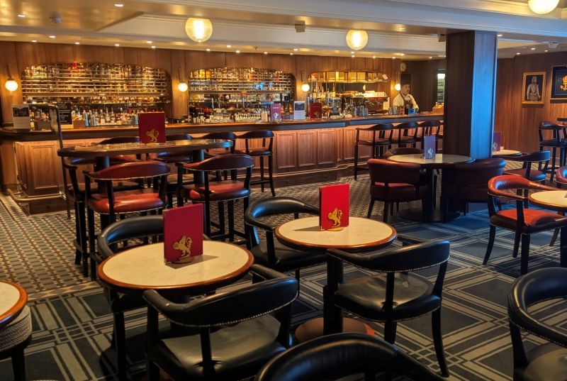 The Red Lion pub on the Queen Anne is on the second deck. The venue is used for trivia contests during the morning and switches to entertainment in the evening.