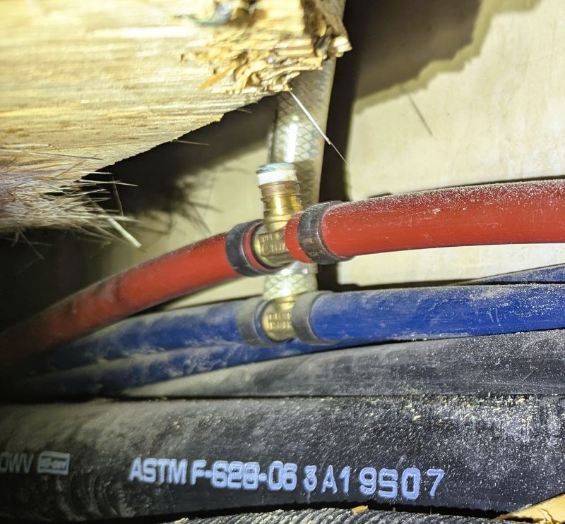 This photo is the first time I actually saw the fitting without the hose attached.