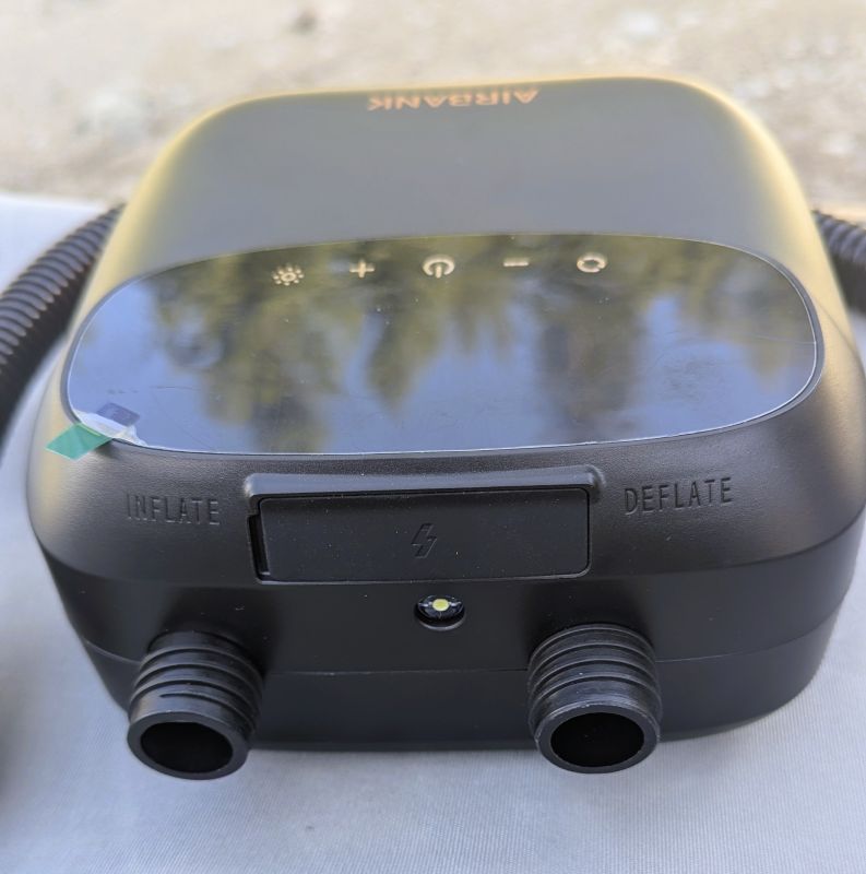 At this side of the AIRBANK PUFFER Pro Rechargeable Pump you can see that the pump can be set to inflate or deflate.