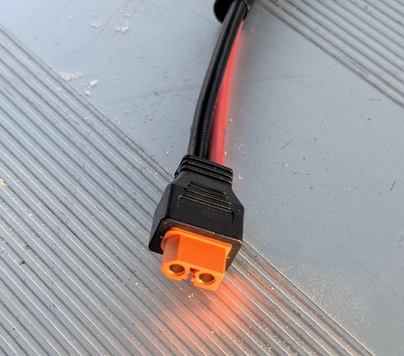 This XT60 connector is at the end of my solar charging cord. It is hard to see but this is not a three wire XT60-i connector.
